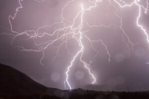 Furtună electrică și spectacol de fulgere (Video)