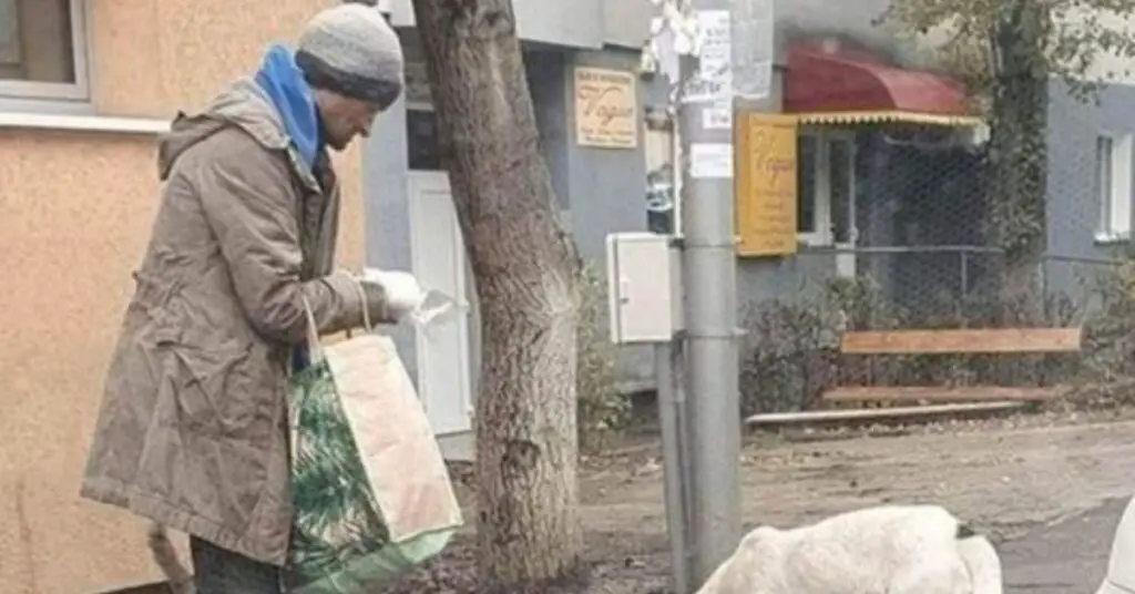 Un bărbat a primit 10 lei pentru a-și cumpăra mâncare. Gestul neașteptat care a urmat i-a înduioșat pe mii de internauți / „Voi mai găsi de mâncare”