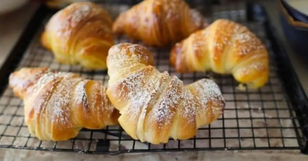 Descoperă Secretele Croissantelor Italiene: Rețetă Autentică de Cornetti