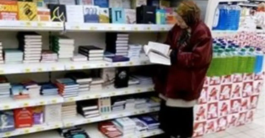 Povestea unei Bătrâne din Kiev Care Citește Cărți în Supermarket