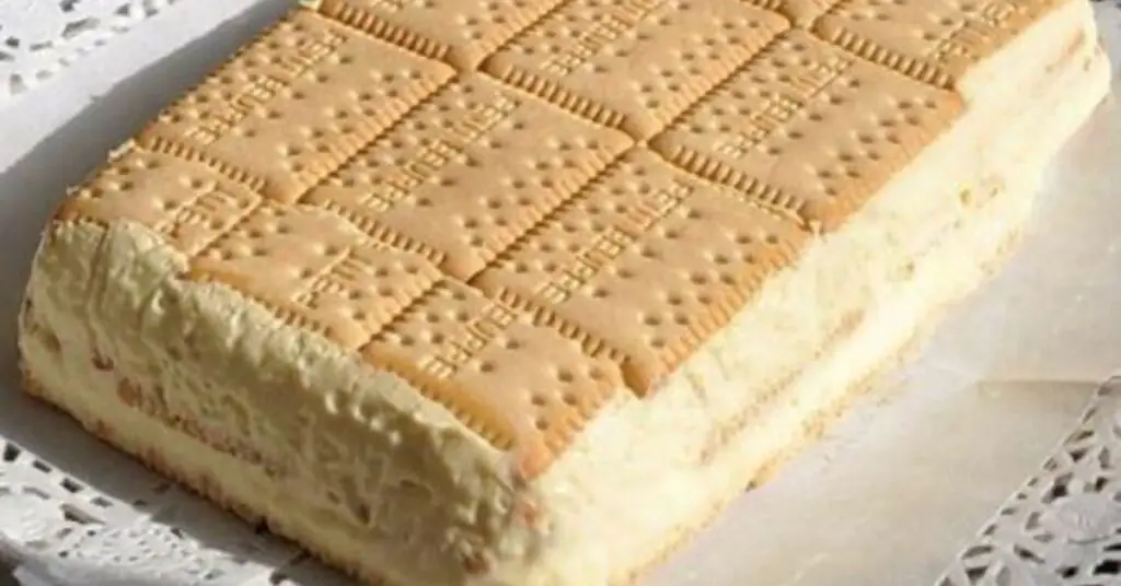 Prăjitură Rapidă Fără Coacere cu Biscuiți și Cremă de Vanilie