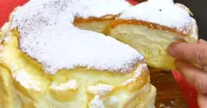 Prăjitură cu iaurt: Simplă, pufoasă și delicioasă