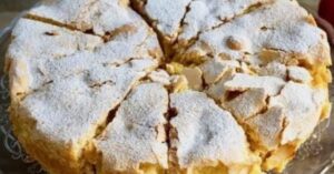 Prăjitură Simplă și Aromată cu Mere - Rețetă Ușoară