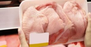 Producătorii de carne de pui din Europa recurg la antibiotice nocive pentru sănătatea umană