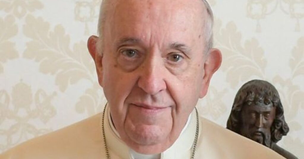 Papa Francisc se confruntă cu probleme de sănătate și își suspendă activitățile