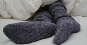 Dormitul cu șosete în picioare - Cum Îmbunătățește Calitatea Somnului