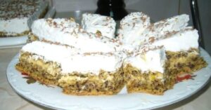 Prăjitură Delicioasă cu Cremă și Nuci - Rețetă Clasică din Caietul Bunicii